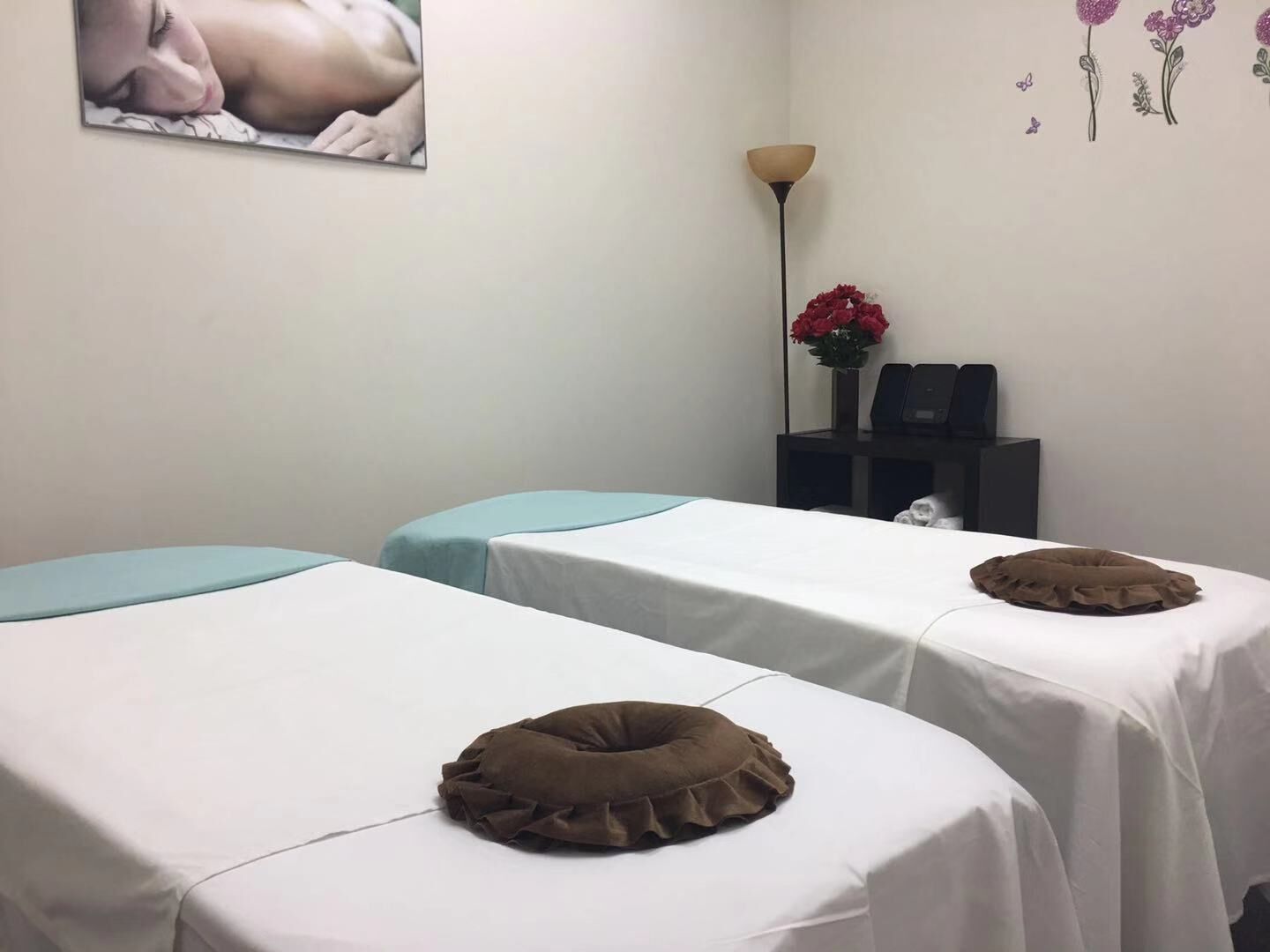 Nothing says love like the gift of relaxation.  What better way to give that gift than share that gift in our inviting Couples Massage Rooms.  It’s what you’ve come to expect from Massage Heights but in a larger room, with 2 of our Signature Tables with 2 Therapists….one working on each of you.