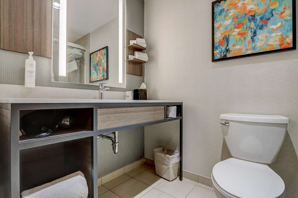 Guest room bath