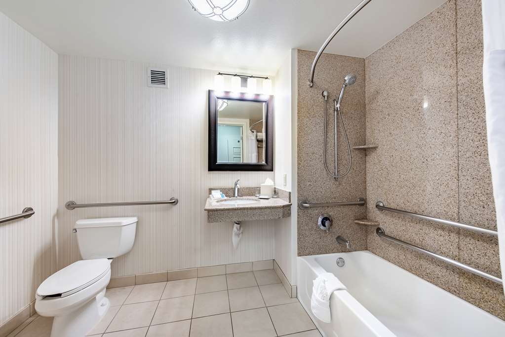 Guest room bath