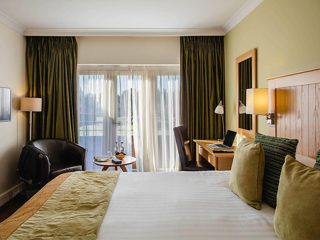 Classic Double Bedroom Mercure Warwickshire Walton Hall Hotel & Spa Walton 01789 842424