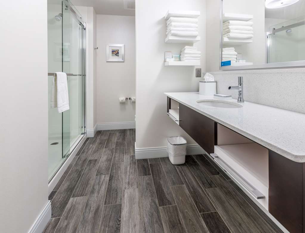Guest room bath