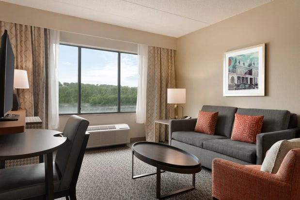 Images Holiday Inn & Suites Council Bluffs-I-29 by IHG