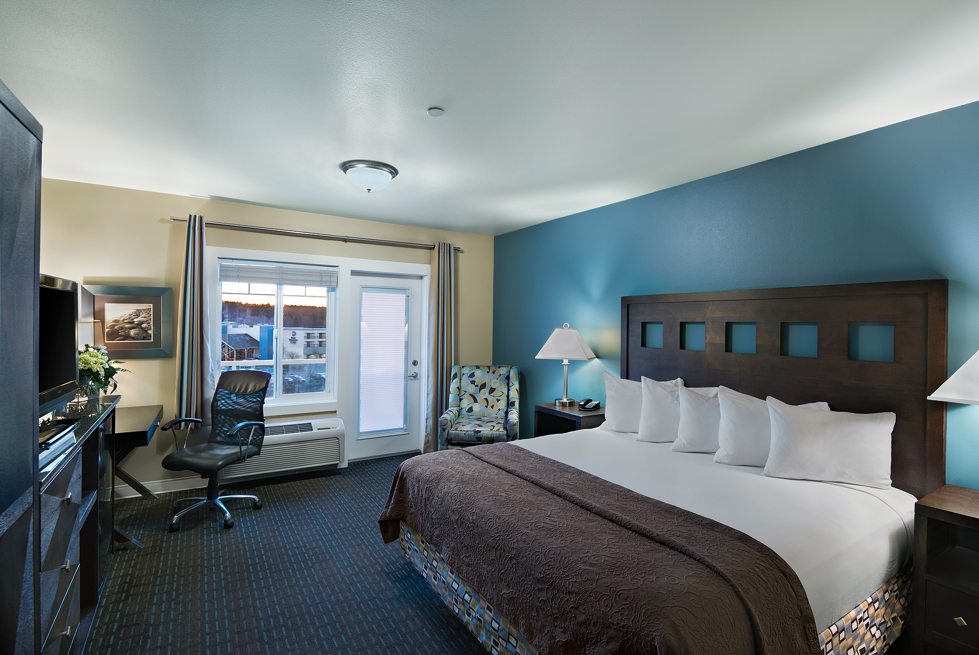 Oxford Suites Silverdale Image