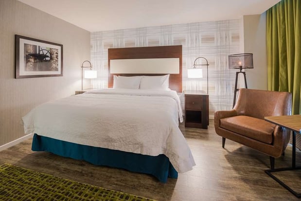 Images Hampton Inn & Suites Washington DC-Navy Yard