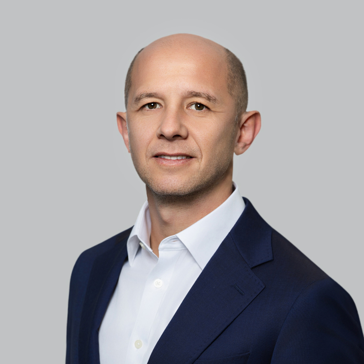 Headshot of Temur Dranker, a wealth advisor at Chase
