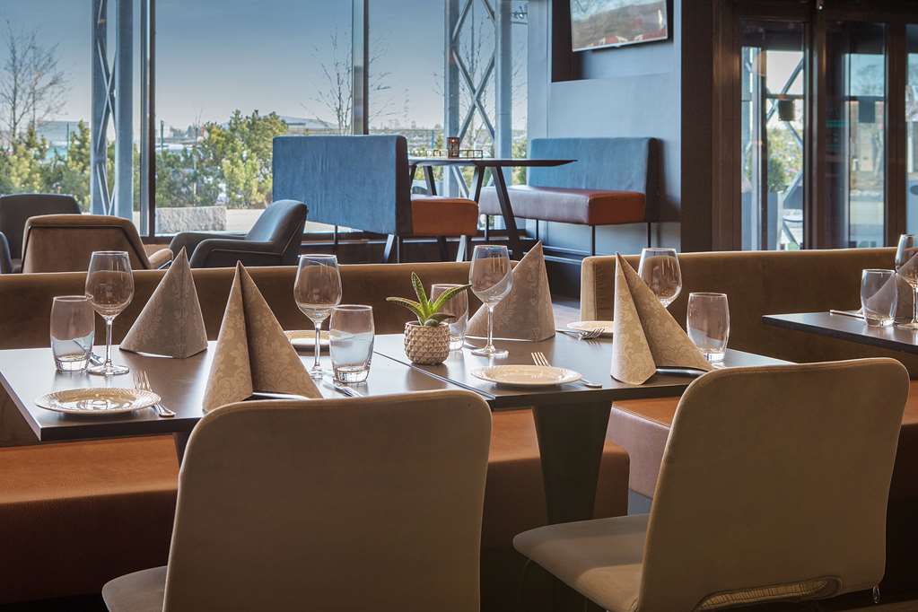 Images Park Inn by Radisson Oslo Airport Hotel West