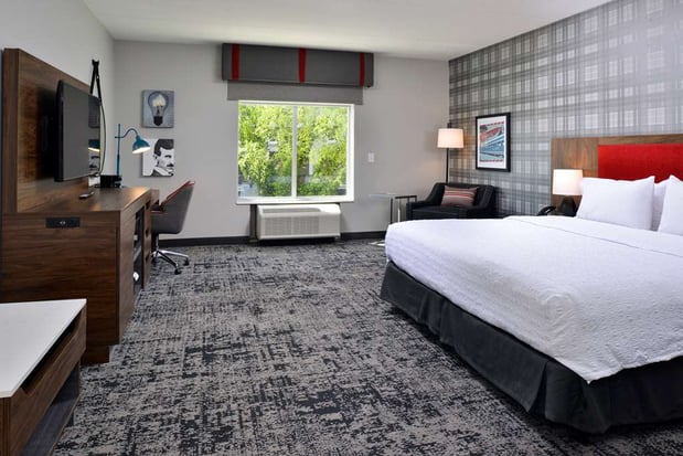 Images Hampton Inn & Suites Greensboro Downtown