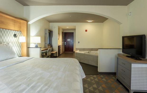 Images Holiday Inn & Suites Beaufort @ Highway 21, an IHG Hotel