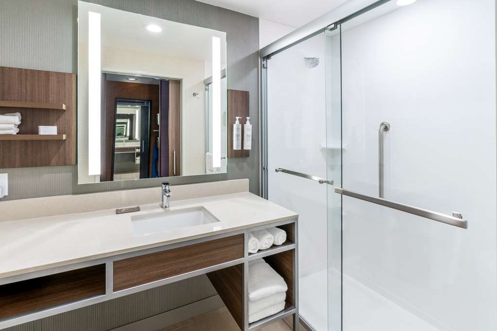 Guest room bath