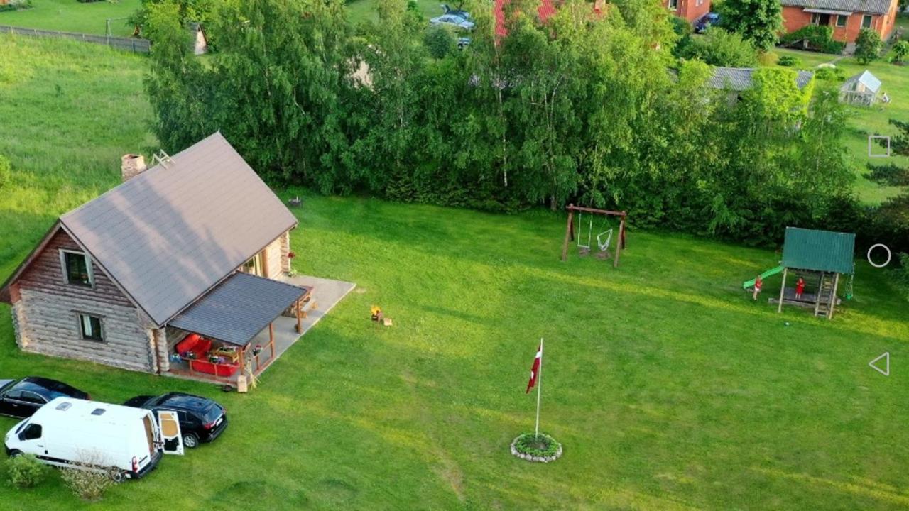 Brīvdienu māja 'Palmas' Jūrkalnē ar mājīgu koka fasādi, zaļu pagalmu un skatu uz dabu, tikai 15 minūšu gājienā no Baltijas jūras.