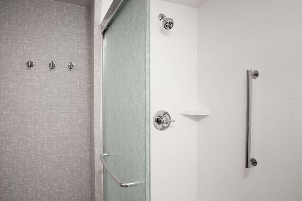 Guest room bath