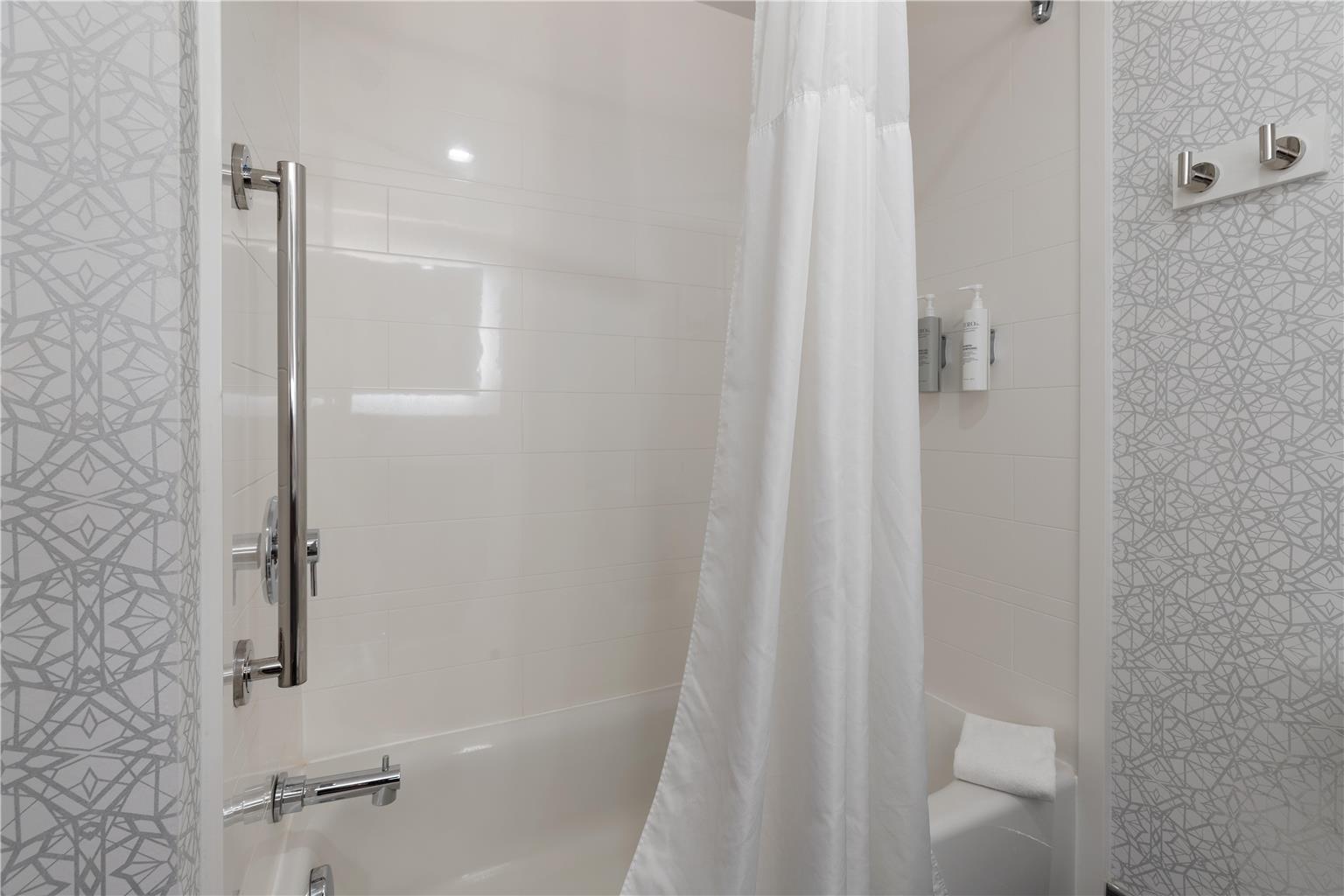 Guest room bath