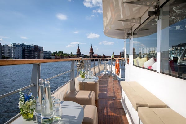 Bilder Solarwaterworld Hafen: Schiffsrundfahrten und Sightseeing Touren in Berlin mit Solar-Katamaran
