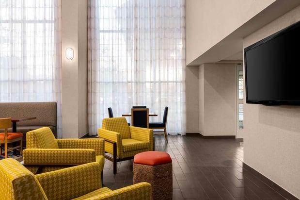 Images Hampton Inn & Suites State College at Williamsburg Square