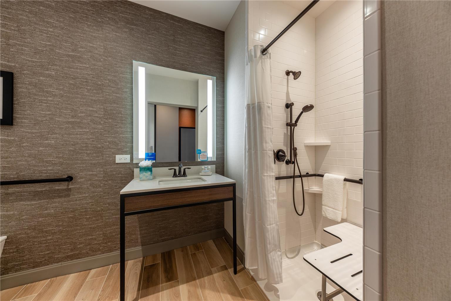 Guest room bath 
