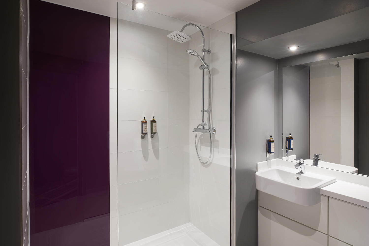 Premier Plus bathroom Premier Inn Hull City Centre hotel Hull 03330 031731