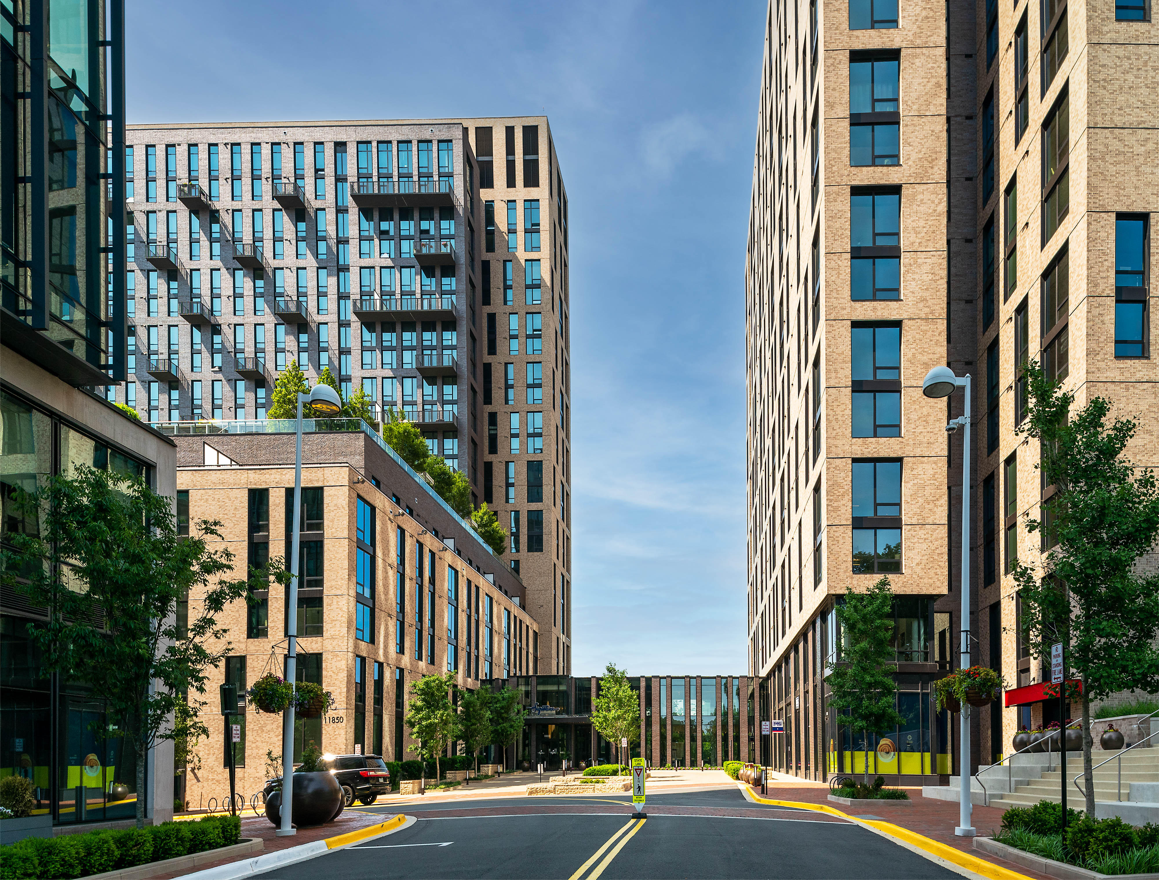 Signature's four interlocking buildings feature extraordinary design and an expansive amenity package.