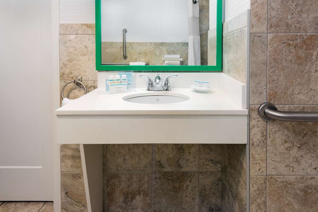 Guest room bath