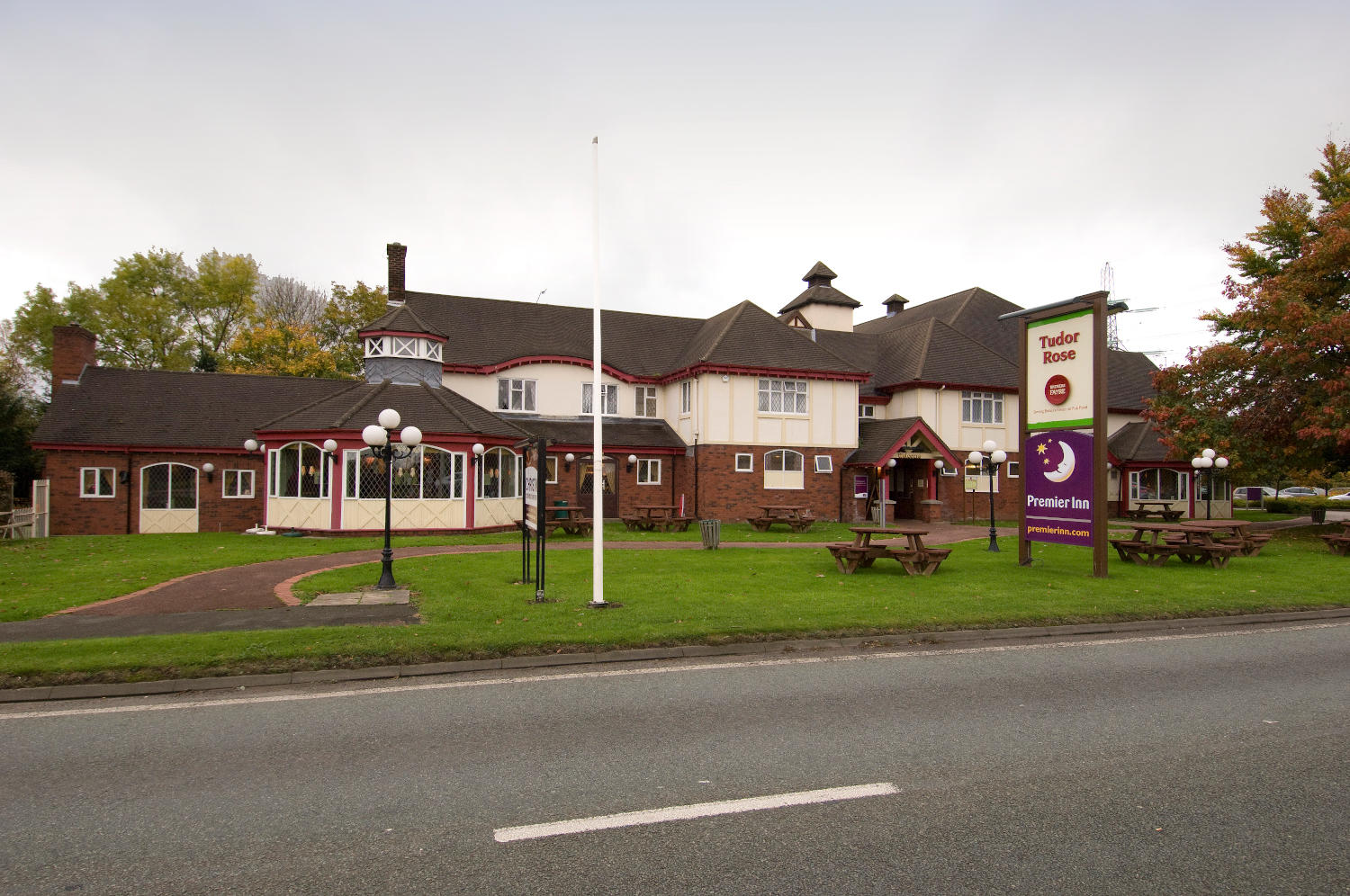 Images Premier Inn Wirral (Two Mills) hotel