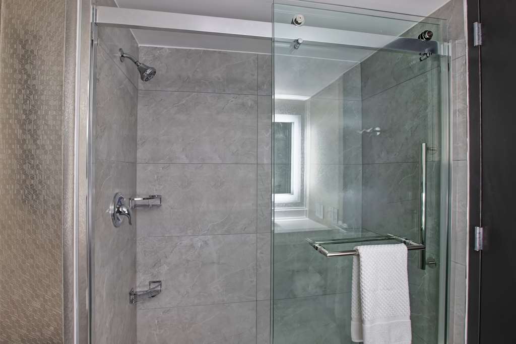 Guest room bath Embassy Suites by Hilton Syracuse East Syracuse (315)446-3200