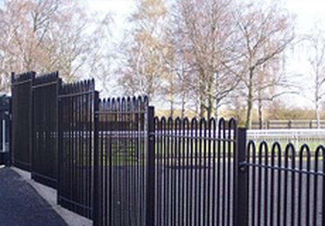 Высокий забор Железный 1800 года. Может ли сгореть металлический забор. Забор металлический б у