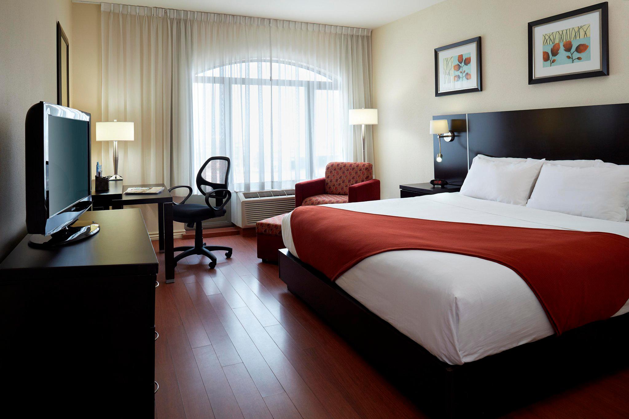 Images Holiday Inn & Suites Montreal Airport, an IHG Hotel