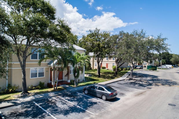 Images Oakwood Townhomes: Lake Worth FL Apartments
