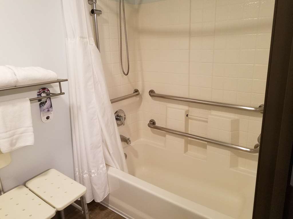 Accessible Bathroom Best Western Sandy Inn Sandy (503)668-7100