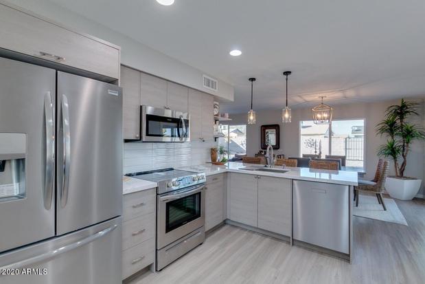 Images Shelli Bronstine, REALTOR | Coldwell Banker Realty