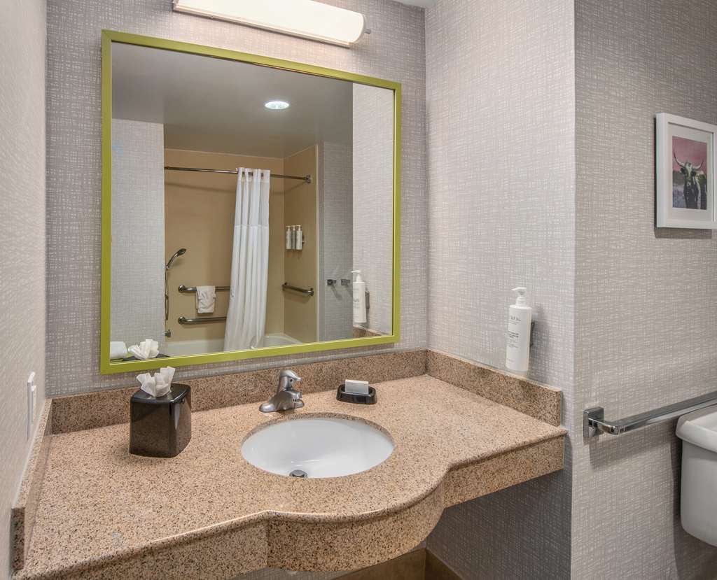 Guest room bath