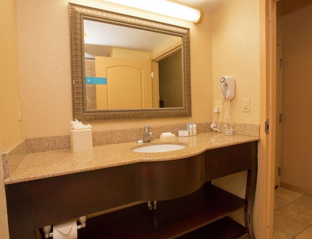 Guest room bath