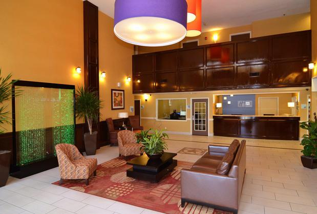 Images Holiday Inn Express & Suites San Antonio-Airport North, an IHG Hotel