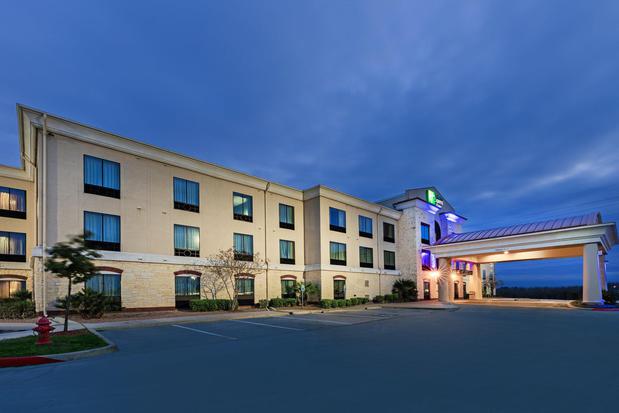Images Holiday Inn Express & Suites Floresville, an IHG Hotel