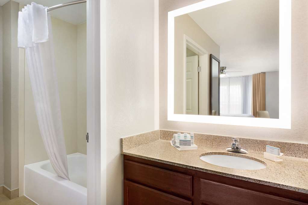 Guest room bath