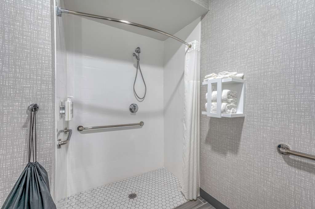 Guest room bath