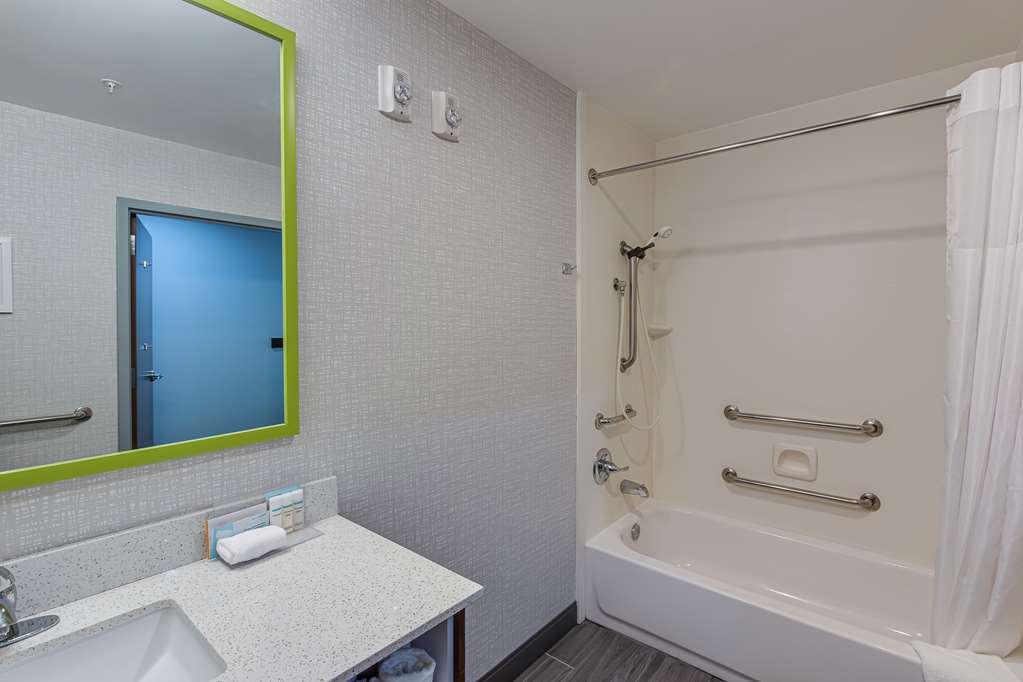 Guest room bath