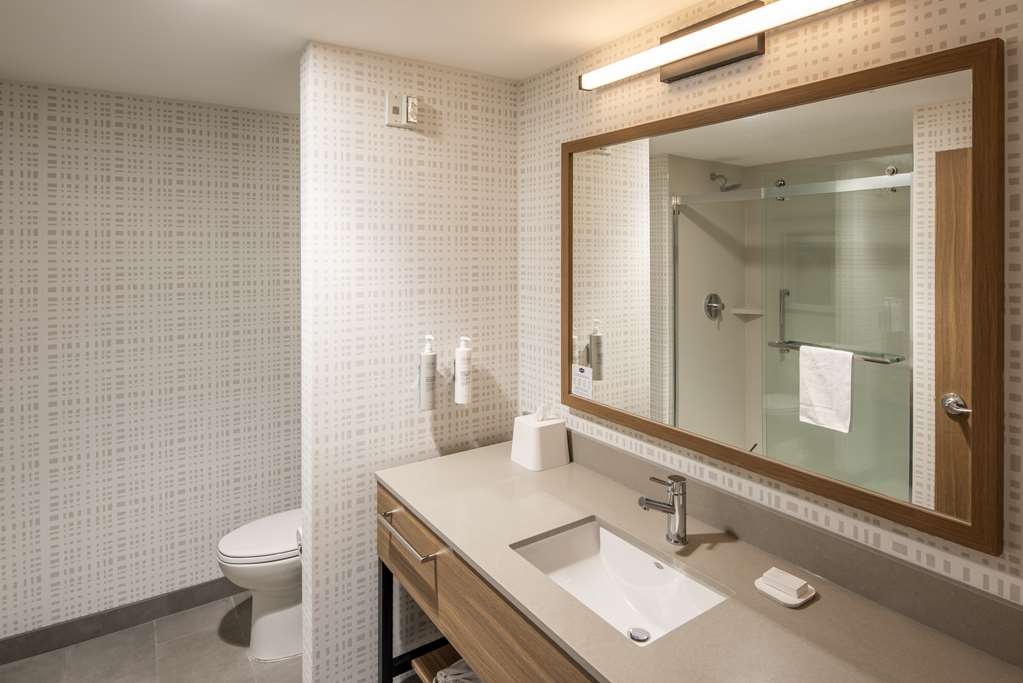Guest room bath