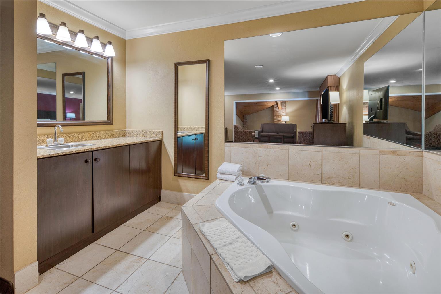 King - Sofa bed & Balcony Bathroom