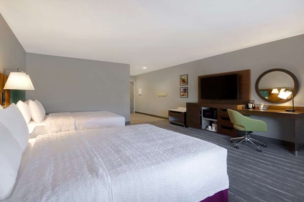 Images Hampton Inn & Suites Marina