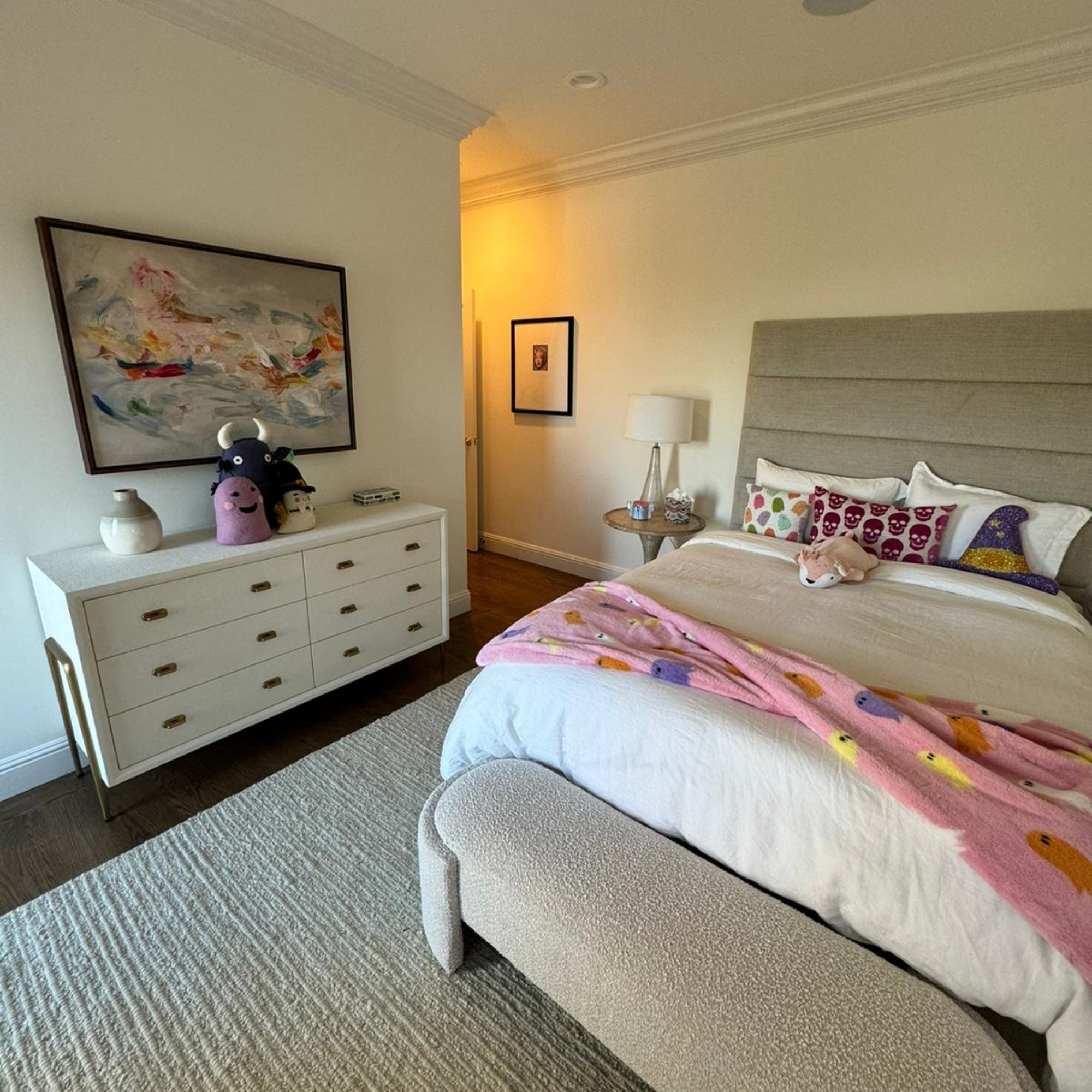 A clean bedroom is essential for a good night's rest. Our bedroom cleaning service includes everything from dusting to deep-cleaning carpets, so you can wake up in a fresh and peaceful space. We ensure your bedroom is spotless, with no detail overlooked.
