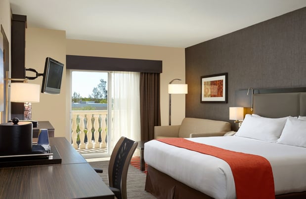 Images Holiday Inn Express & Suites Naples Downtown - 5th Avenue by IHG