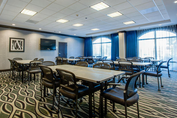 Images Holiday Inn Express & Suites Charleston Arpt-Conv Ctr Area, an IHG Hotel