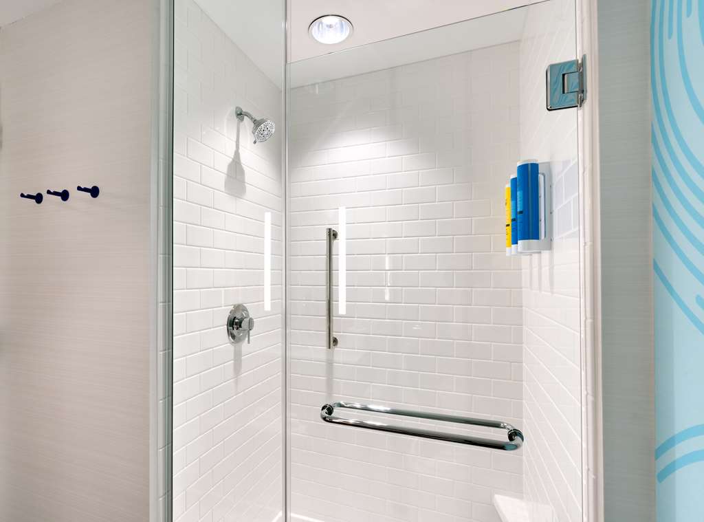Guest room bath