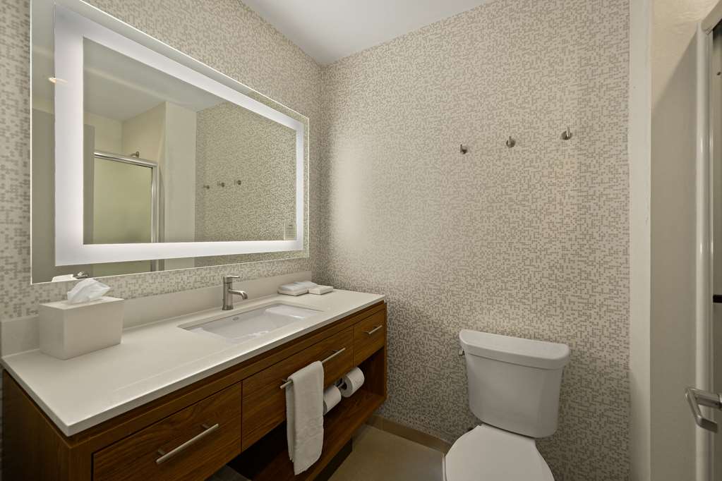 Guest room bath