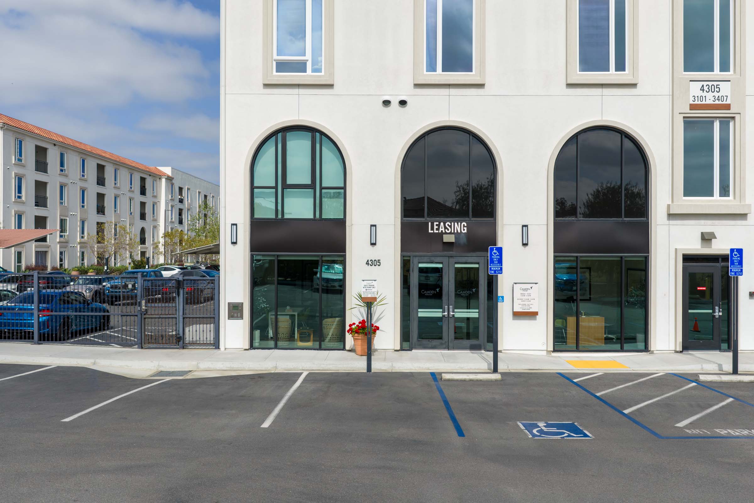 camden-hillcrest-apartments-san-diego-ca-leasing office