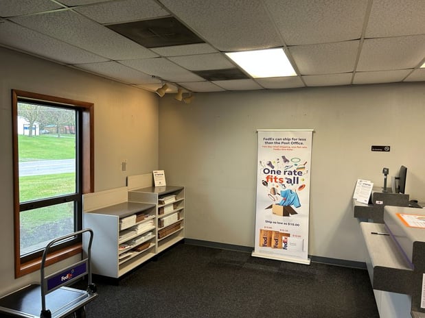 Images FedEx Office Ship Center