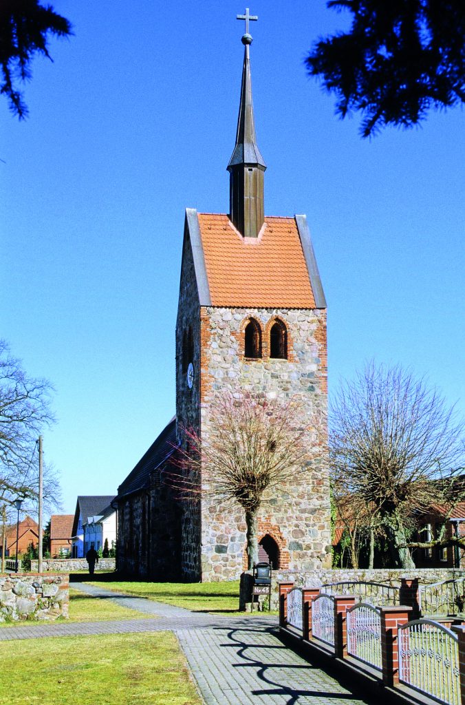 Kirche Bendelin - Pfarrsprengel Lenzen-Lanz-Seedorf, Bendeliner Dorfstraße in Bendelin