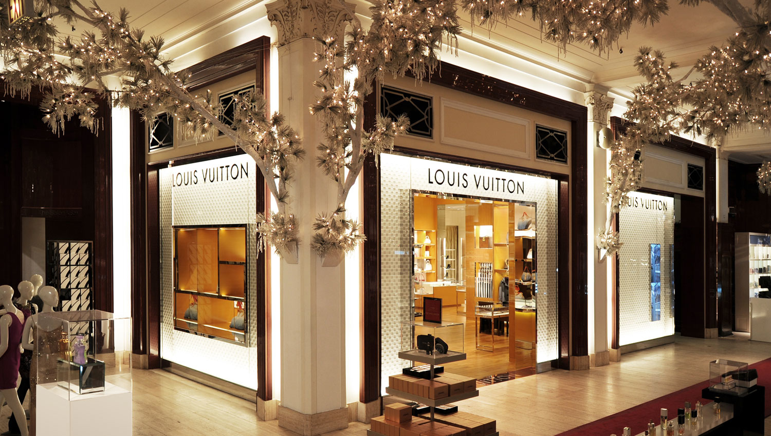 Louis Vuitton New York Saks Fifth Ave, New York New York (NY) - www.paulmartinsmith.com