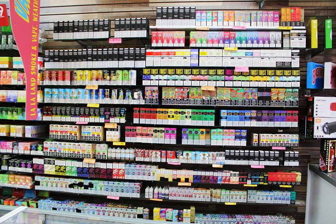 elfbar nachfüll pod läuft aus La La Land Smoke Shop, 404 Interstate 35E, suite 128, Lancaster, TX 75146,  US