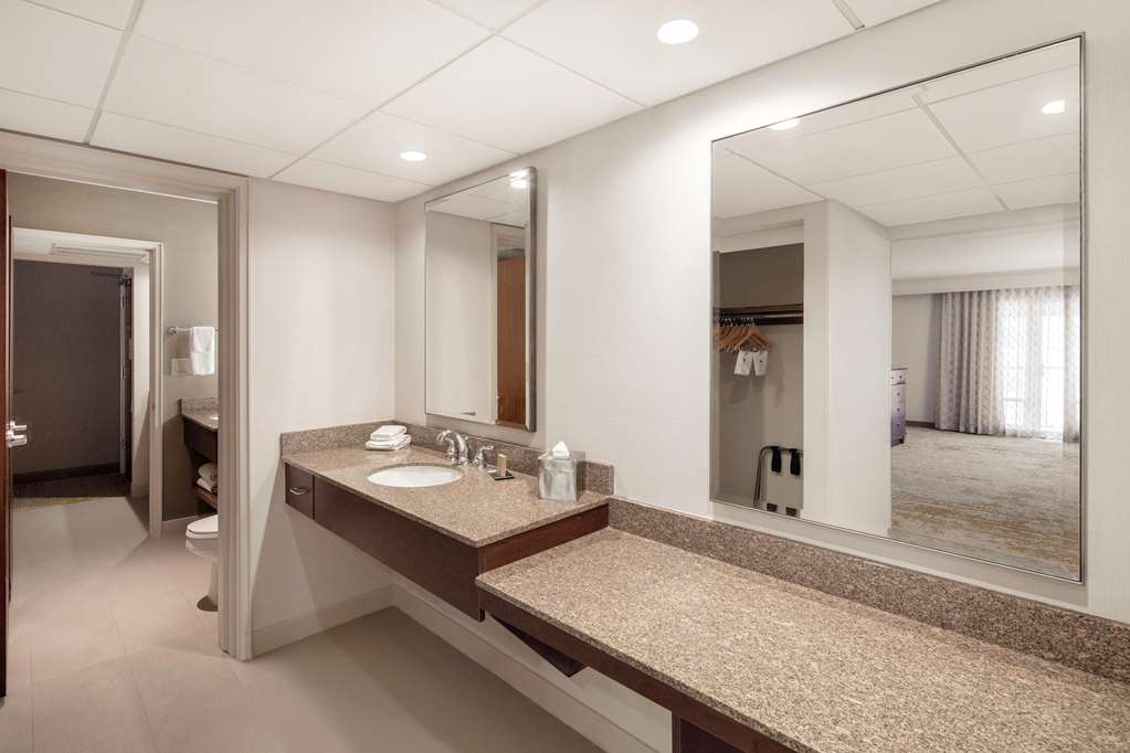 Guest room bath